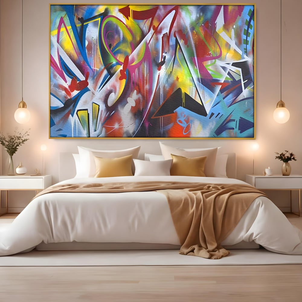 Tablou canvas cu tablou canvas cu arta graffiti colorata, in rama de aluminiu auriu, pe perete intr-un dormitor